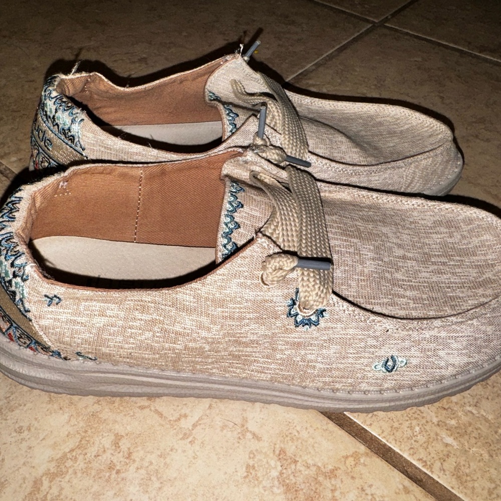 Hey Dudes shoes size 9